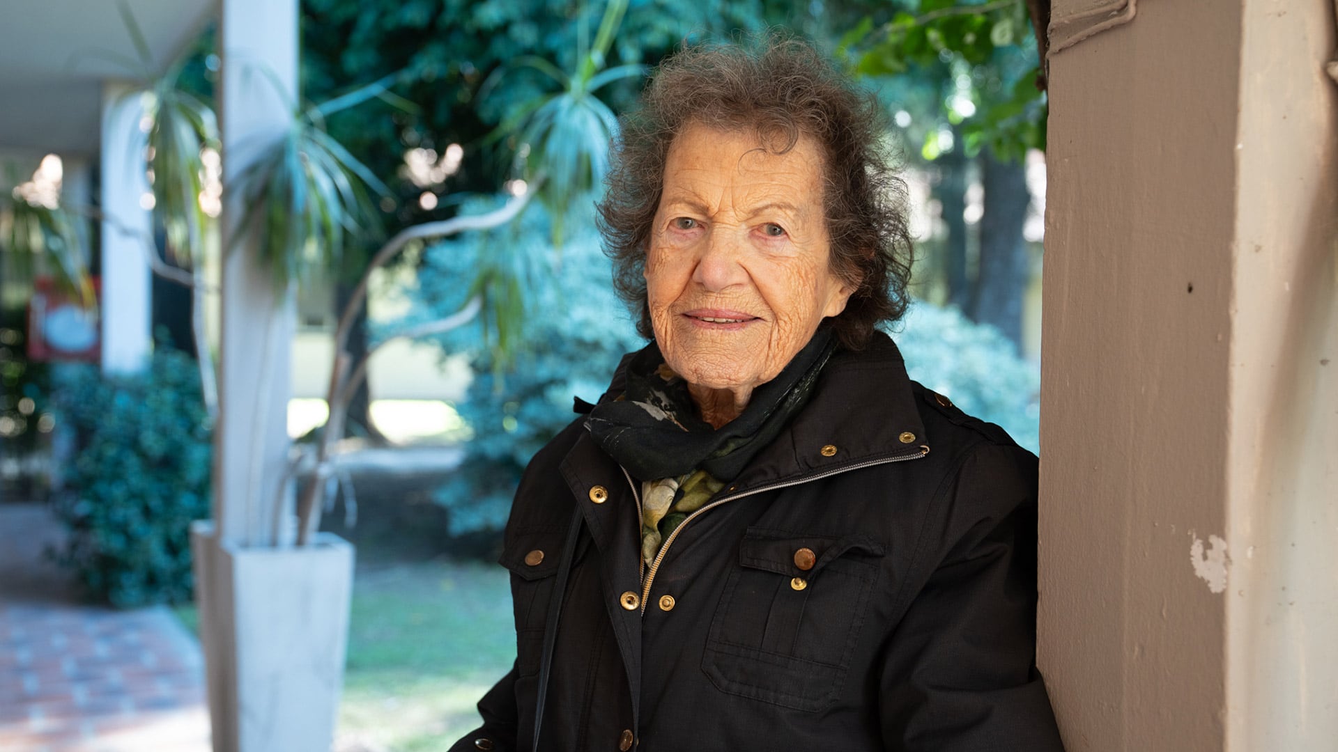 En tanto, en 1939, ante el cierre de fronteras, la madre de Ruth Marshall decide enviarla a Inglaterra en un Kindertransport, una operación de rescate de niños judíos organizada por entidades comunitarias