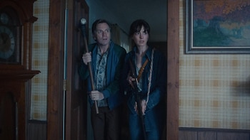 Anne Hathaway y Ewan McGregor lideran el nuevo avance de ‘El final de la calle Oak’