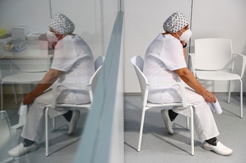 Imagen de archivo: una sanitaria espera tras recibir su segunda dosis de la vacuna contra el covid-19 en el hospital Isabel Zendal. (REUTERS/Sergio Perez)