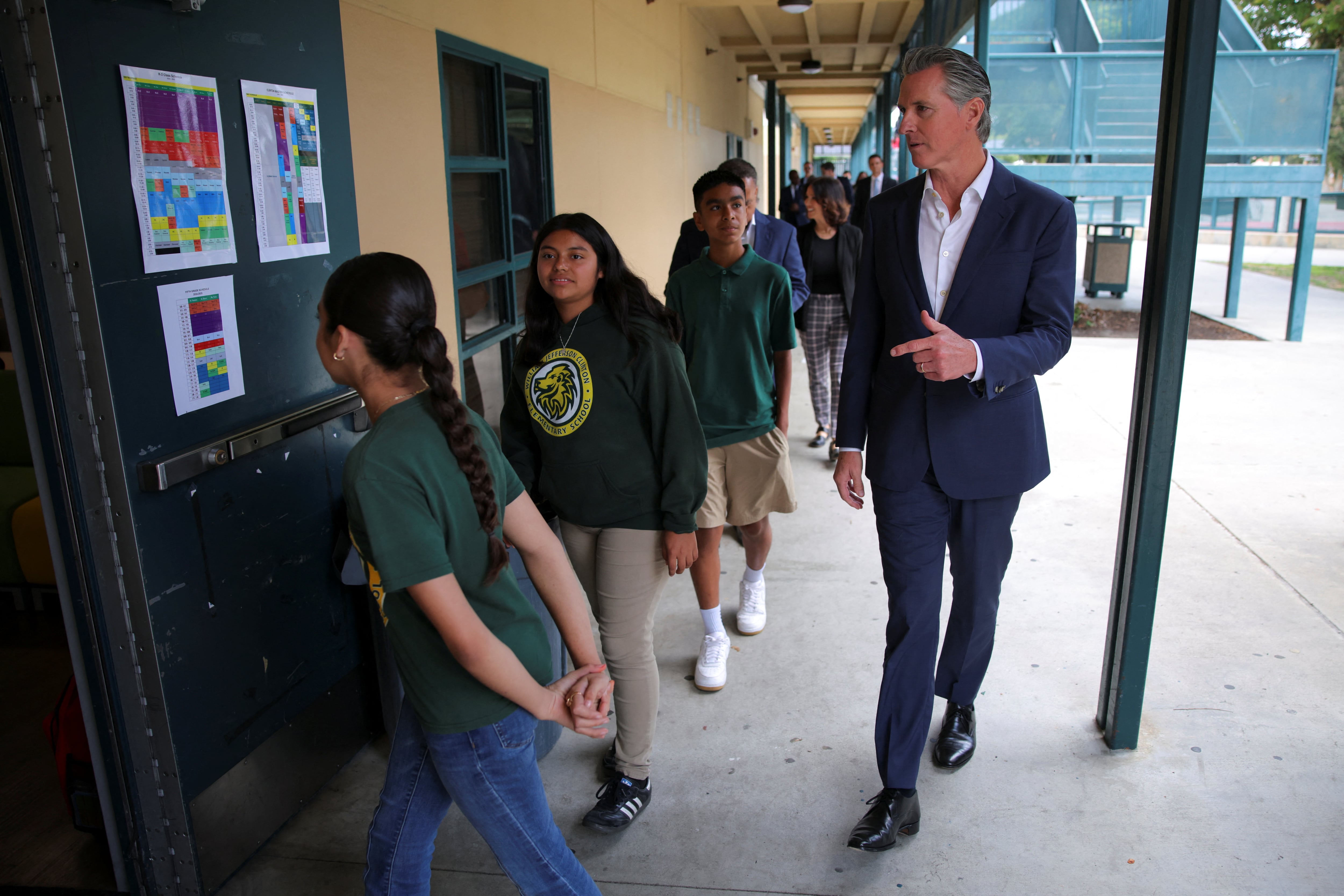 El gobernador Gavin Newsom firmó la Ley de la Asamblea 2555 para modificar el proceso de reclasificación de los estudiantes de inglés en California (REUTERS/Daniel Cole)
