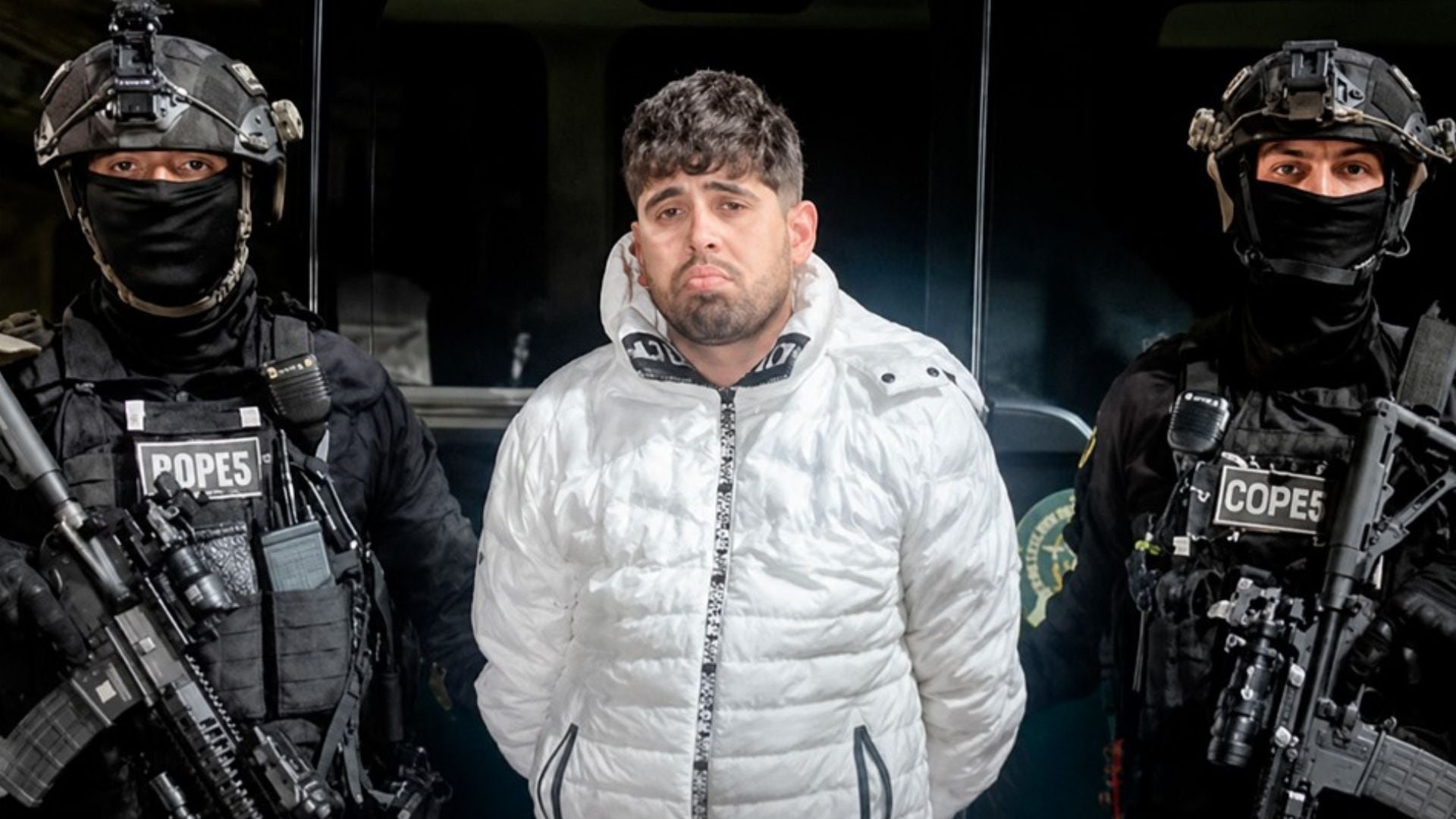 Agentes de la policía colombiana custodian a alias Nayrobi, presunto integrante de la banda criminal Tren de Aragua, luego de su detención en el país. (Gobierno de Colombia)