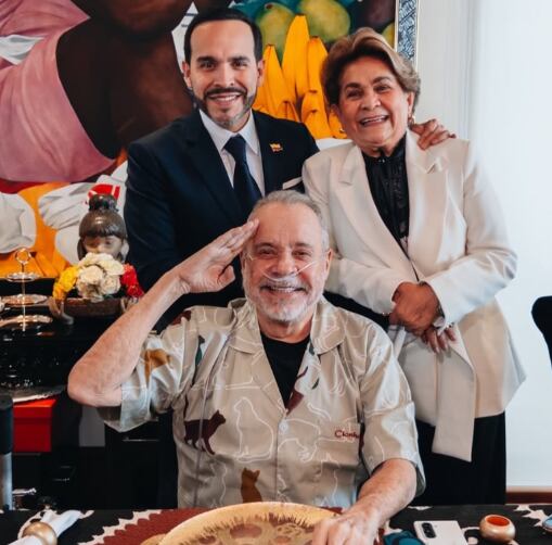 En sus redes sociales, el presidente Abelardo de la Espriella compartió una imagen del almuerzo con su padre, Abelardo de la Espriella Juris tras la compleja cirugía a la que se sometió; y también con su madre (- crédito @delaespriella_style/Instagram)