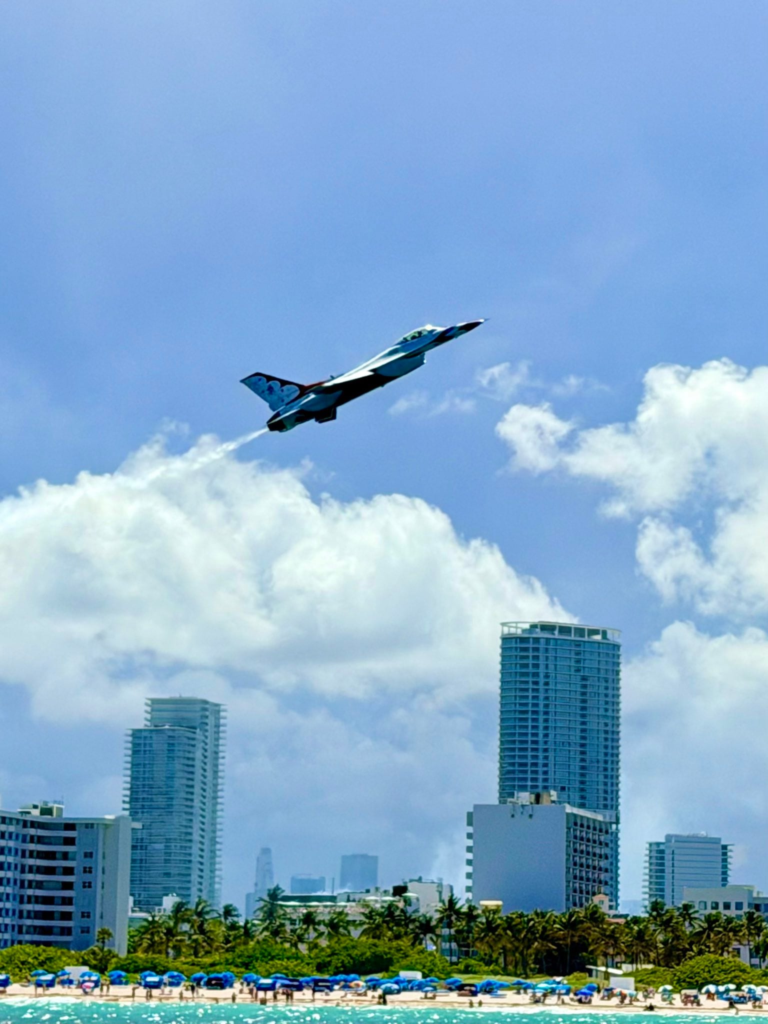 Los aviones participantes pertenecían a unidades de servicio activo, reserva y la Guardia Nacional Aérea. También estuvo presente el Air Force Global Strike Command. Foto: @MiamiBeachNews