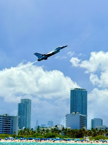 Los aviones participantes pertenecían a unidades de servicio activo, reserva y la Guardia Nacional Aérea. También estuvo presente el Air Force Global Strike Command. Foto: @MiamiBeachNews