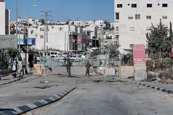 Soldados israelíes custodian el acceso cerrado a la localidad cisjordana de Sair en una imagen de archivo (EFE/Manuel Bruque)