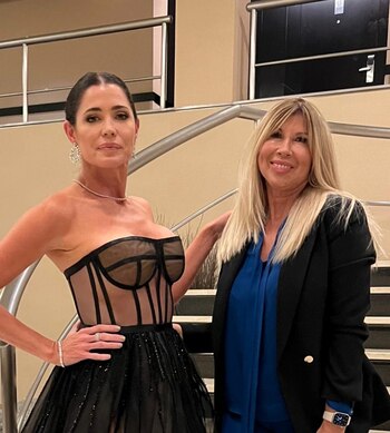 Pamela David junto a la