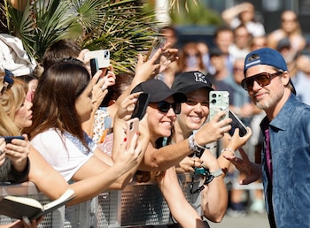 SAN SEBASTIÁN, 20/09/2026.- El actor norteamericano Brad Pitt saluda al público a su llegada este domingo al Festival de Cine de San Sebastián, donde presenta 'En el corazón de la bestia'. EFE/Juan Herrero