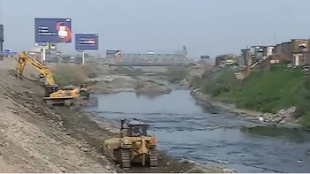 El río Rímac es objeto de labores de limpieza y descolmatación para disminuir el riesgo de desbordamientos ante un posible aumento de su caudal - Créditos: Captura de pantalla de Latina.