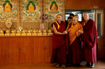 Dos monjes tibetanos ayudan al