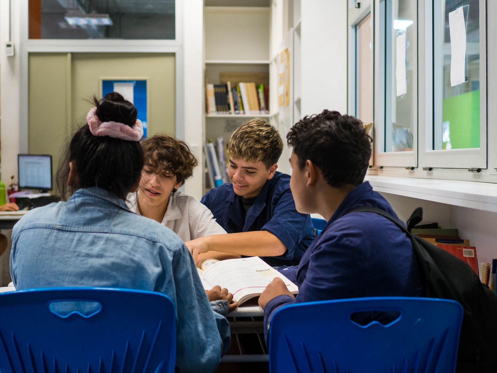 El nivel socioeconómico aparece como uno de los factores más asociados al desempeño: entre los estudiantes argentinos del cuartil más alto y los del más bajo hay una brecha de entre 76 y 82 puntos, según el área evaluada.