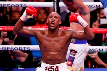 El cubano Yordenis Ugás celebra su victoria por decisión unánime al legendario púgil filipino Manny Pacquiao. EFE/EPA/ETIENNE LAURENT