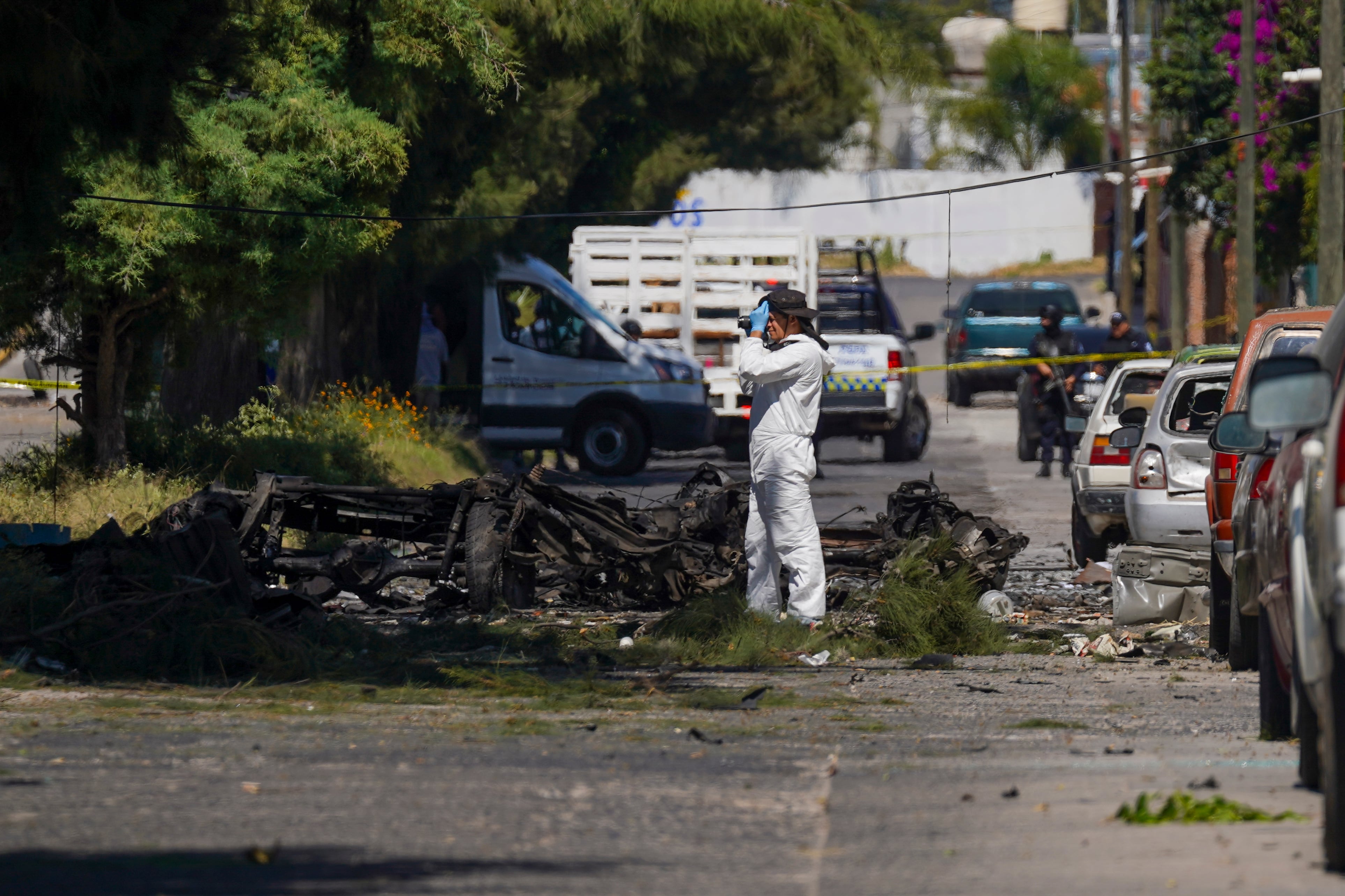 Un investigador forense trabaja en la escena donde explotó un coche-bomba cerca de una comisaría en Acámbaro, estado de Guanajuato, México, el jueves 24 de octubre de 2024. (AP Foto/Armando Solís)