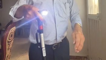 Adulto mayor sorprendió en redes con curioso accesorio que tiene su bastón: “Más preparado que 10″