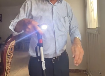 Un video en TikTok muestra a un adulto mayor con un bastón que incorpora una luz frontal y llama la atención - crédito @valeriatoro3152/tiktok