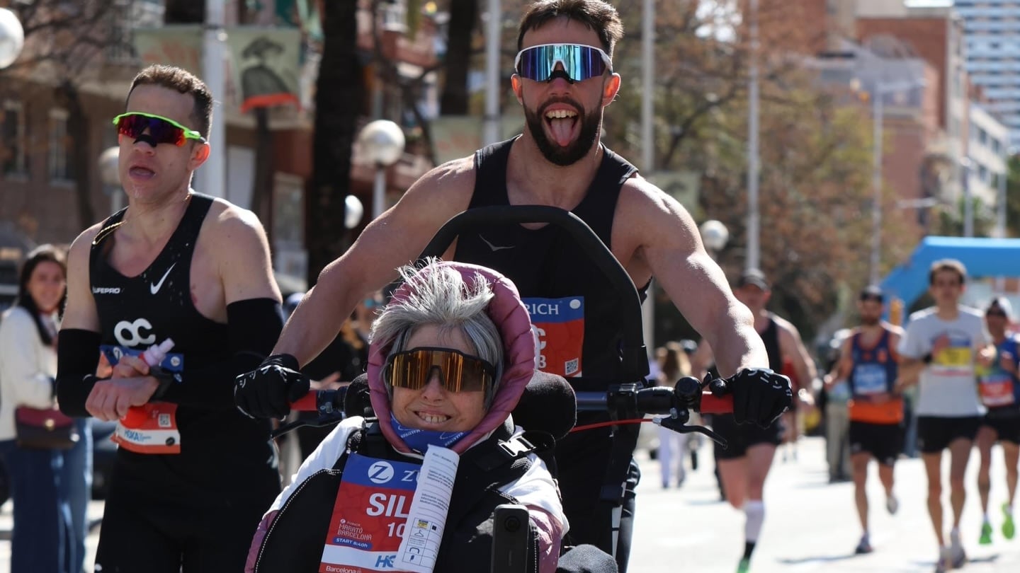 Corre maratones empujando la silla de ruedas de su madre con esclerosis múltiple y juntos batieron otro récord mundial