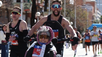 Corre maratones empujando la silla de ruedas de su madre con esclerosis múltiple y juntos batieron otro récord mundial