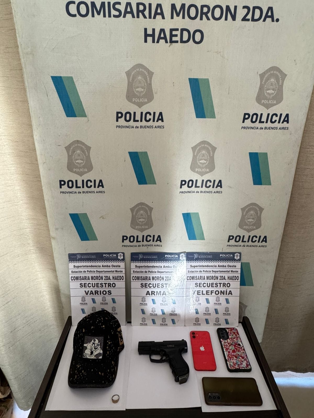 Entre los elementos secuestrados había un arma de aire comprimido, dos teléfonos Samsung, un iPhone y una notebook