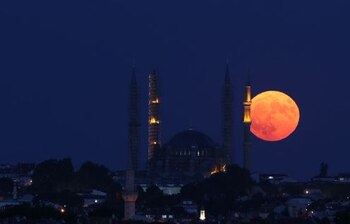 Luna Llena saliendo detrás de