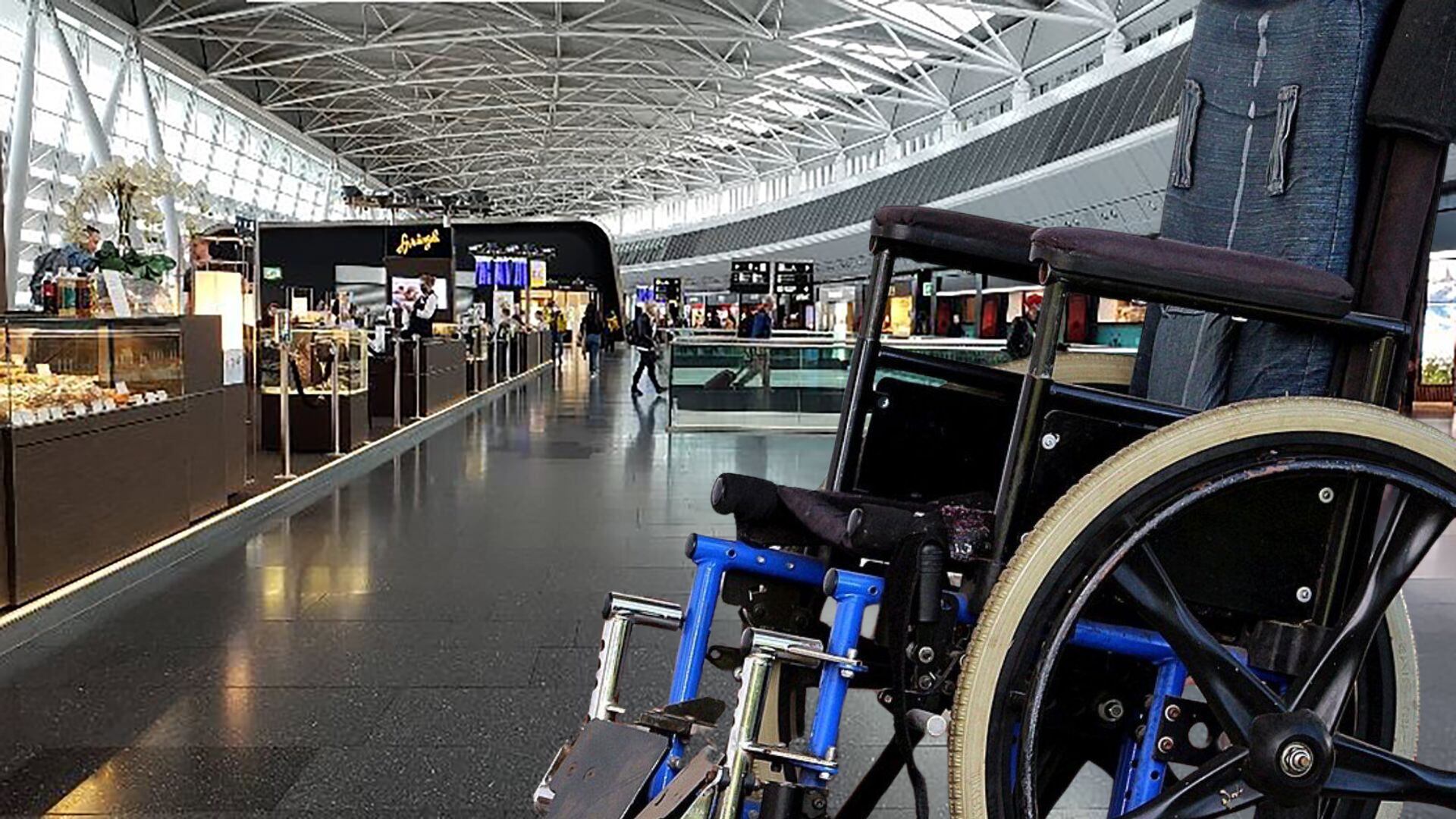 Algunas aerolíneas tienen descuentos para los adultos mayores que deben reprogramar un viaje por motivos de salud (Montaje Infobae)