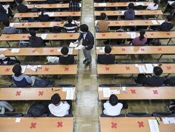 Candidatos mantienen la distancia social