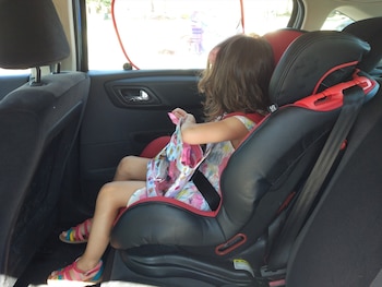 Una niña en una sillita de coche (Europa Press)