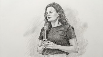 Ilustración a lápiz de una mujer de cabello rizado, con camiseta oscura, sosteniendo un micrófono con ambas manos, mirando hacia la izquierda.