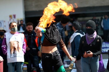 Frente a las puertas de