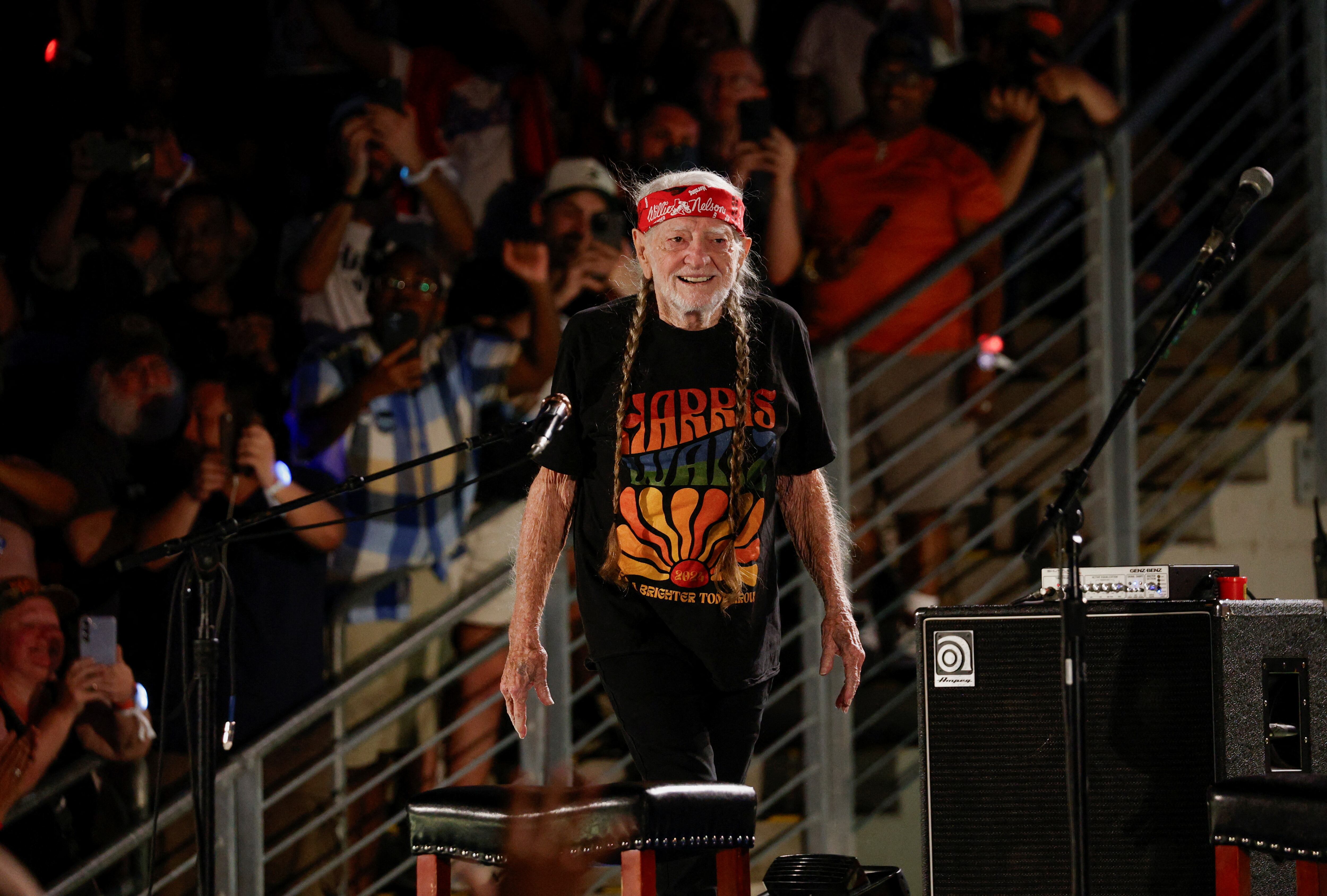 Willie Nelson durante la campaña presidencial de Kamala Harris, en Houston, Texas, el 25 de octubre de 2024 (Foto: REUTERS/Marco Bello)