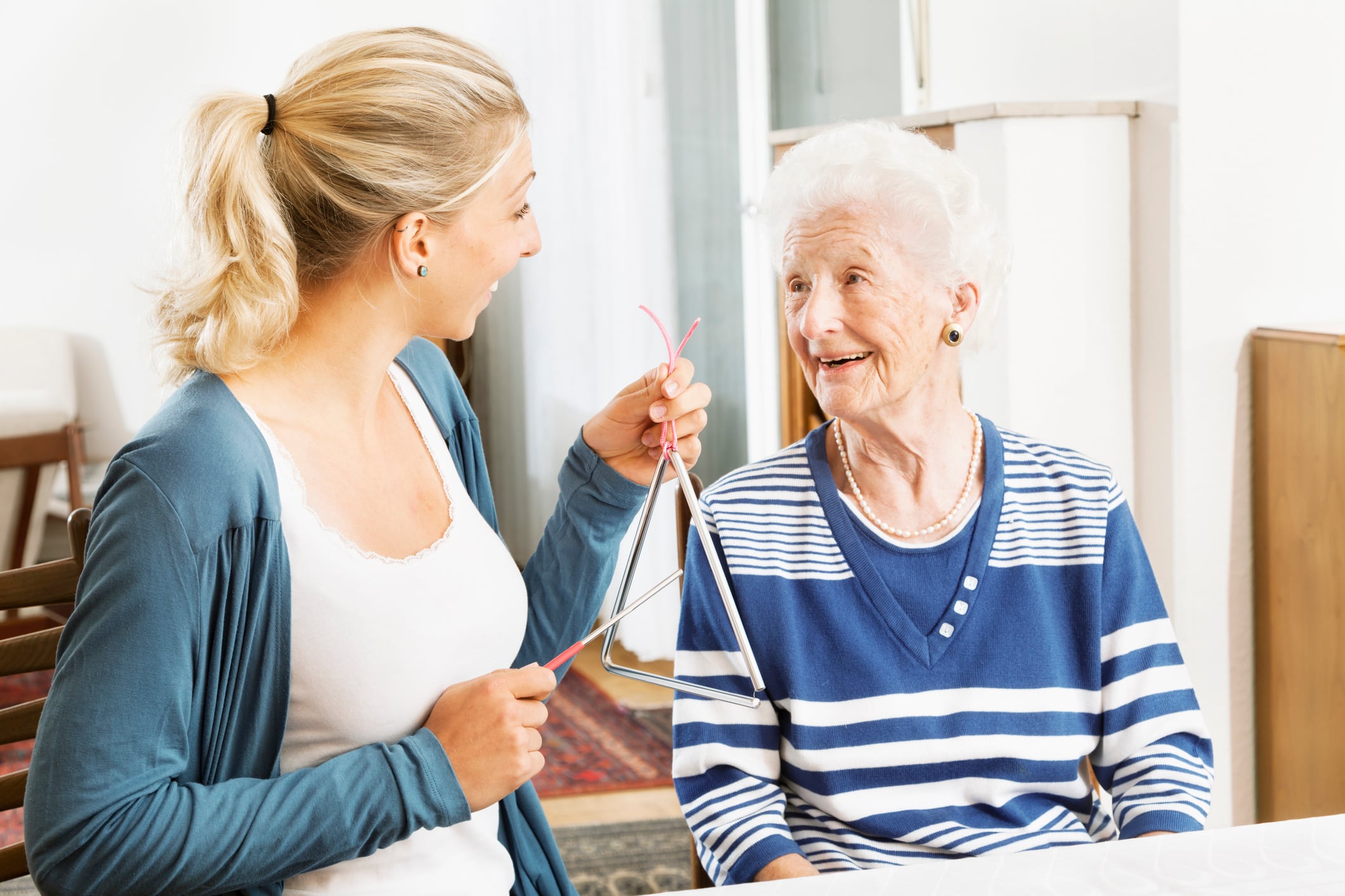 La musicoterapia, los ajustes de iluminación y los programas de cuidado digital mostraron resultados favorables para la agitación en Alzheimer