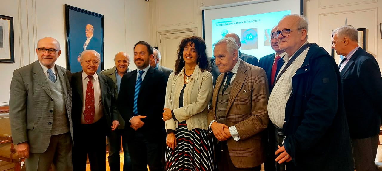 Felicitas Luna, flanqueada por Enrique Fraga (izq) y Rosendo Fraga, junto a otros historiadores y a descendientes del General Roca