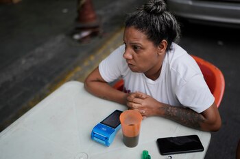 Una vendedora ambulante de comida