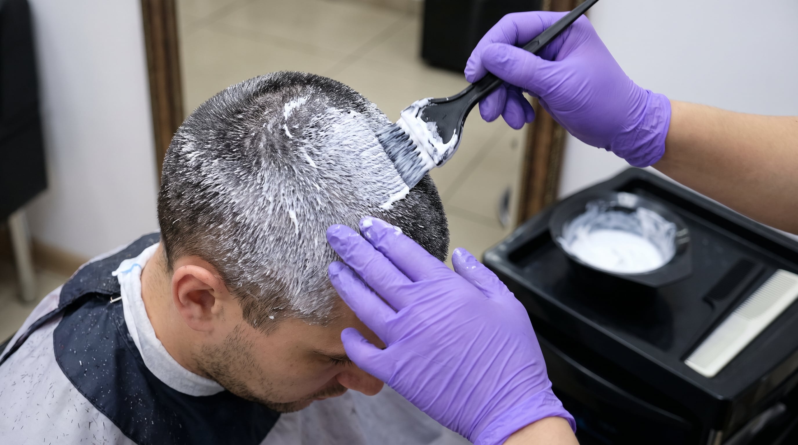 Los tratamientos químicos, los productos con alcohol, las herramientas de calor y los peinados tirantes pueden debilitar el cabello y favorecer la caída del pelo (Imagen Ilustrativa Infobae)