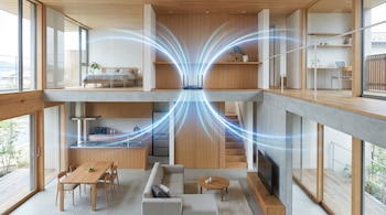 Vista interior de una casa moderna de dos pisos con amplios ventanales y ambientes luminosos. Un router WiFi, con señales azules simuladas, está en el centro.