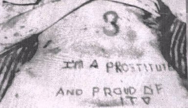 “I’m a prostitute and proud of it” y un número “3” había sido inscripto en el cuerpo de la víctima