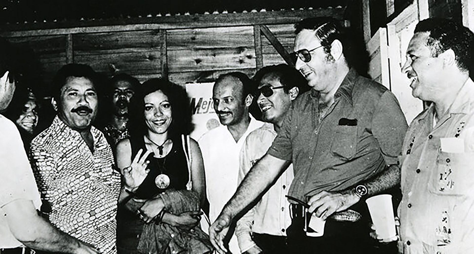 Entre 1968 y mediados de los 70, Rosario Murillo trabajó como secretaria del director de La Prensa, Pedro Joaquín Chamorro Cardenal, a la derecha de camisa oscura.(Foto: archivo)