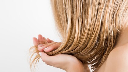 Cuáles son los riesgos de irse a la cama con el cabello mojado, según los expertos