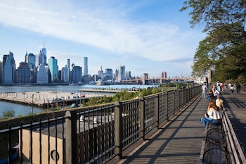 La Promenade combina historia, arquitectura y panorámicas del East River y del distrito financiero.