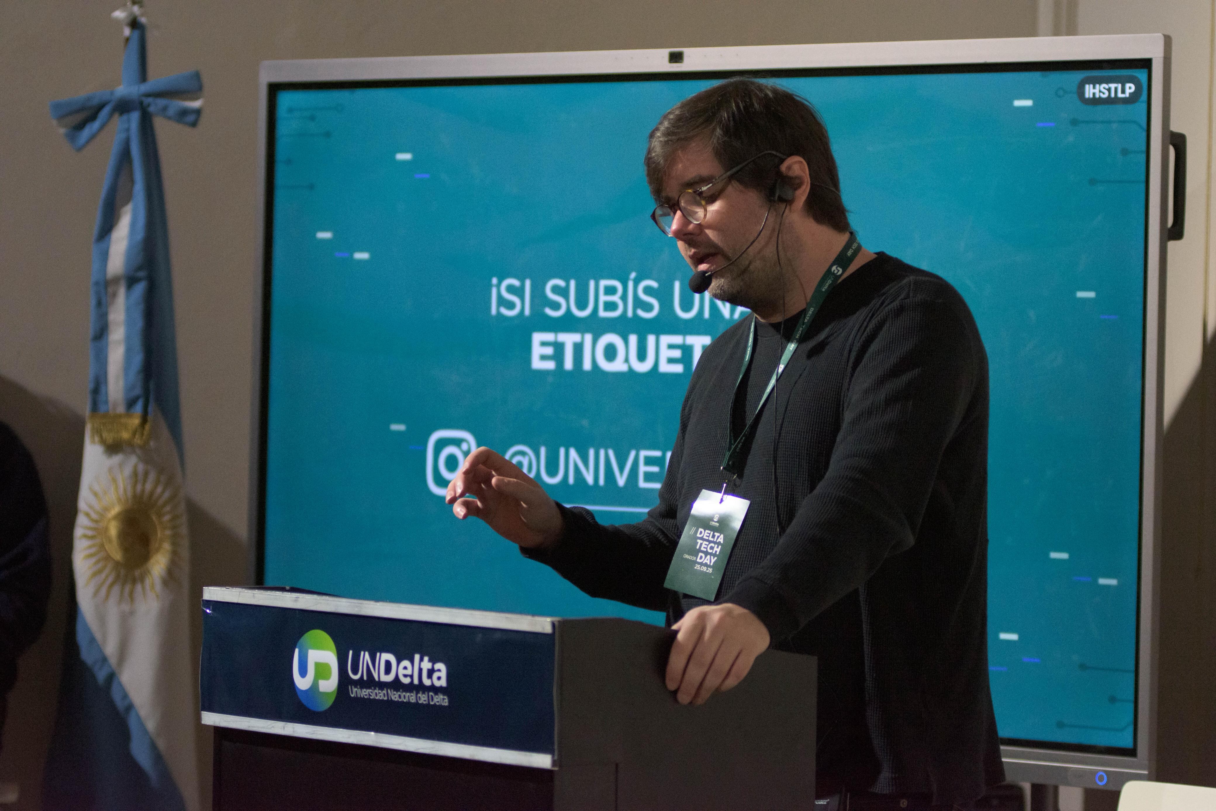 Santiago Siri presentó una demo de prompteo en vivo sobre inteligencia artificial