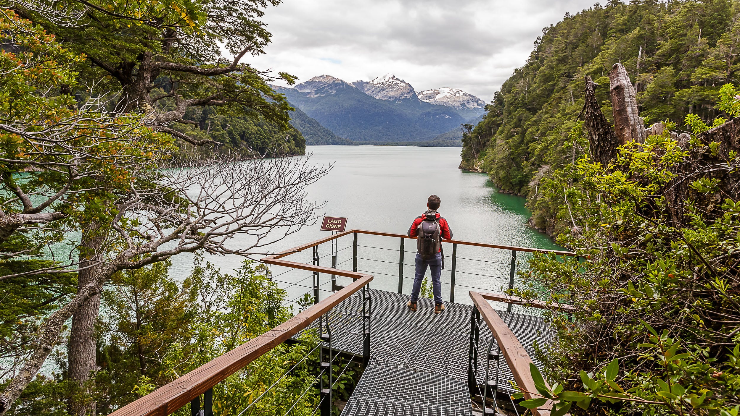 Un viajero en un mirador del Parque Nacional Los Alerces (Secretarías de Turismo de Esquel y El Bolsón)