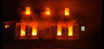 Casa en falsas llamas. (Facebook)