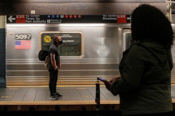 Pasajeros en una estación de metro en Nueva York (REUTERS/Brendan McDermid)
