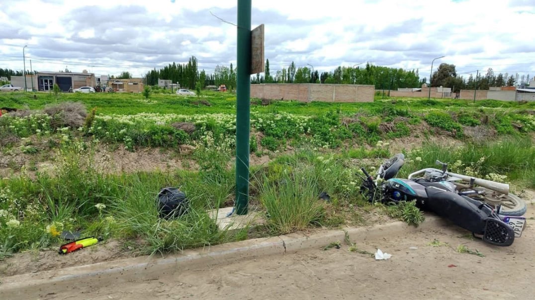 La moto en la que viajaba Yasmín Zurita sufrió daños compatibles con el impacto contra un poste de luz (Fuente: LM Neuquén)