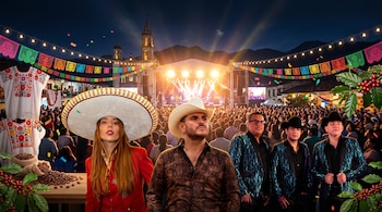Majo Aguilar, El Komander y Los Plebes del Rancho ante un escenario nocturno con multitud, iglesia, huipiles y plantas de café.