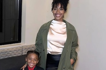 Se trata de Gee Gee Davidson instruyó a su hijo cómo reservar en los restaurantes para cuando sea mayor. Foto: People