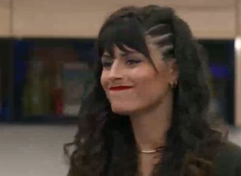 Valentina continúa un día más