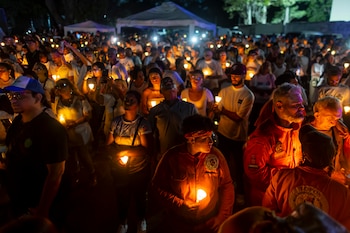 Muchas personas participaron en un homenaje por los 100 días de los terremotos que dejaron mas de 6.500 muertos, el viernes en La Guaira (Venezuela) (EFE/ Miguel Gutiérrez)