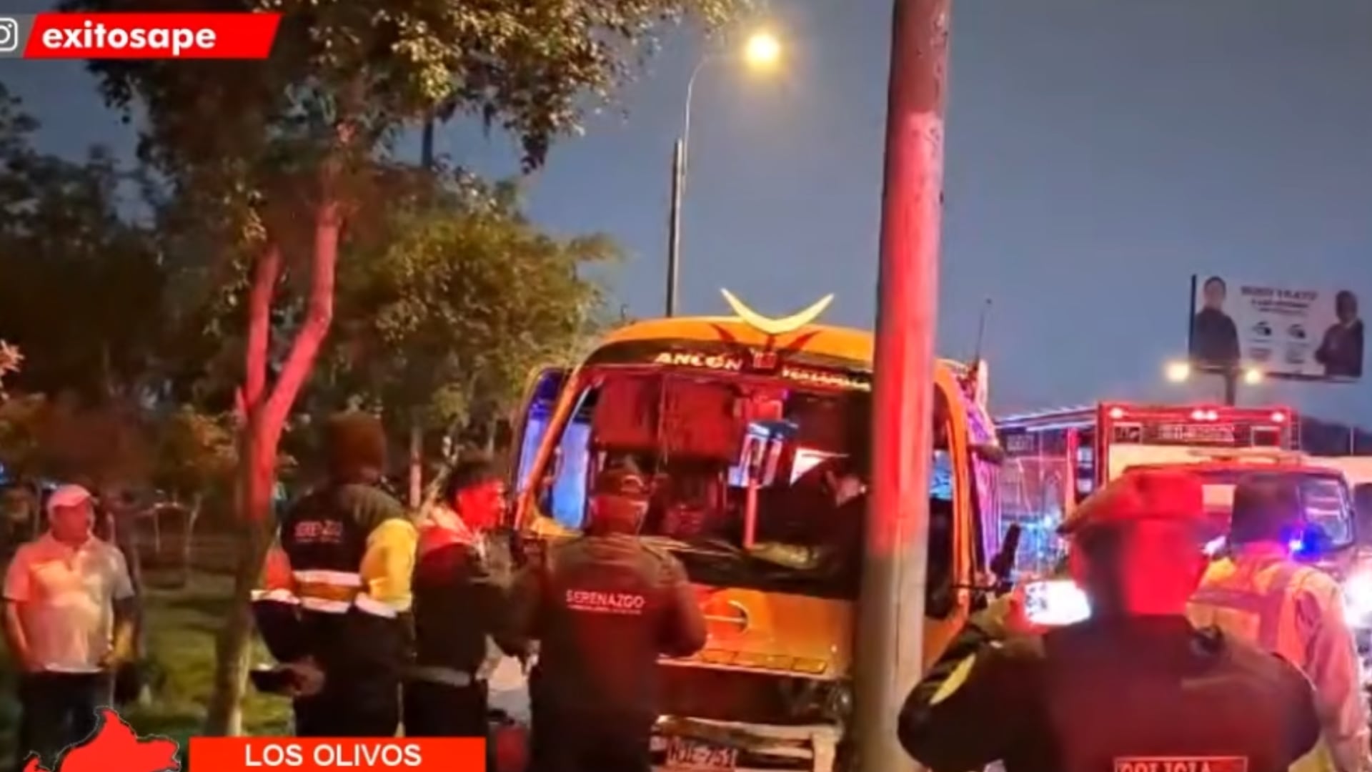 Personal de emergencia atiende el choque de una cúster de la empresa Anconero contra un poste de alumbrado público en la Vía de Evitamiento, en el distrito de Los Olivos. (Captura: Exitosa)