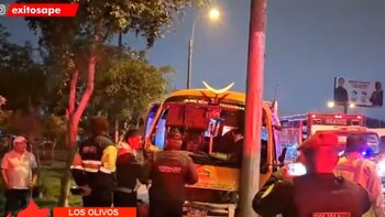 Una cúster de color amarillo chocada frontalmente contra un poste de alumbrado público, rodeada por agentes de Serenazgo y Policía Nacional