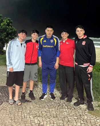Juan Román Riquelme se sacó una foto con algunos hinchas de Estudiantes de La Plata en Brasil