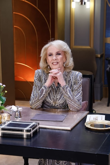 Legrand complemento el vestido con joyas en tonos dorados